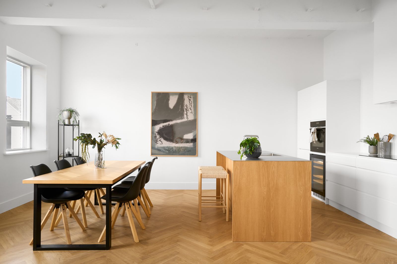 Bespoke oak kitchen in furnished loft apartment on Rugårdsvej, Odense